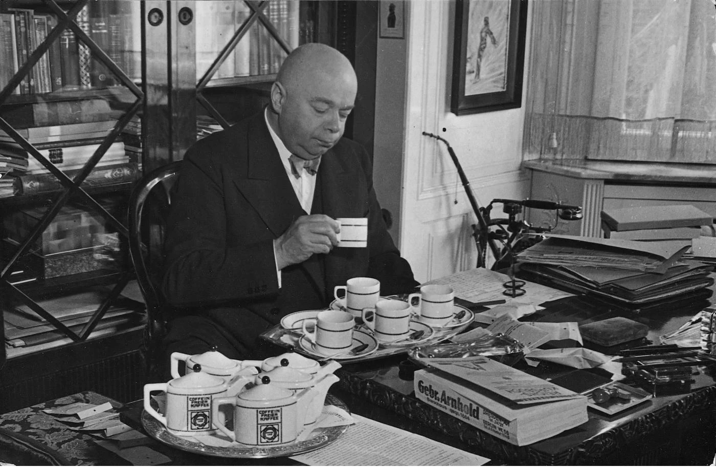 Ludwig Roselius at his desk tasking coffee