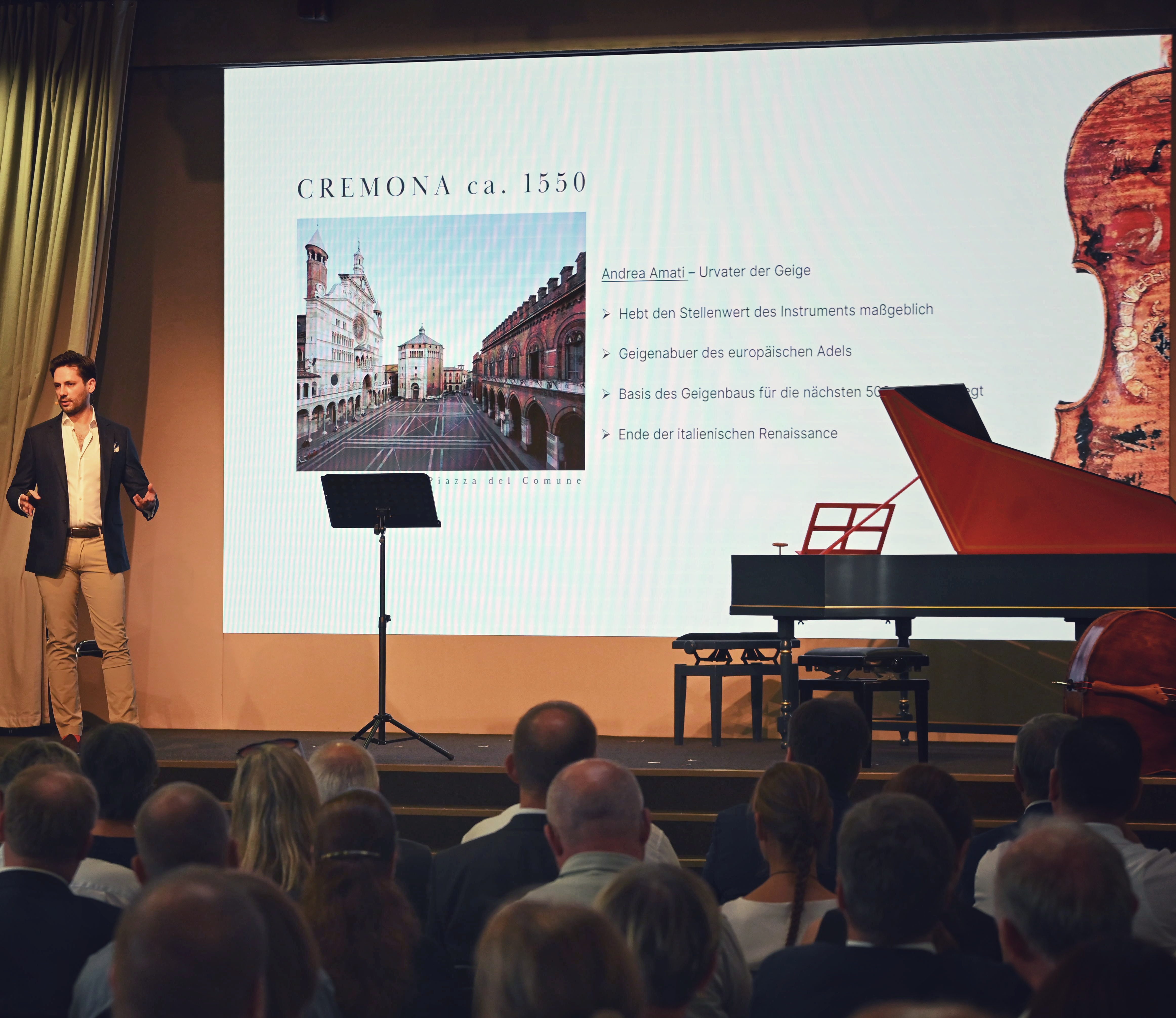 Rainer Cocron gives a lecture at the Musik Festival Radbeul