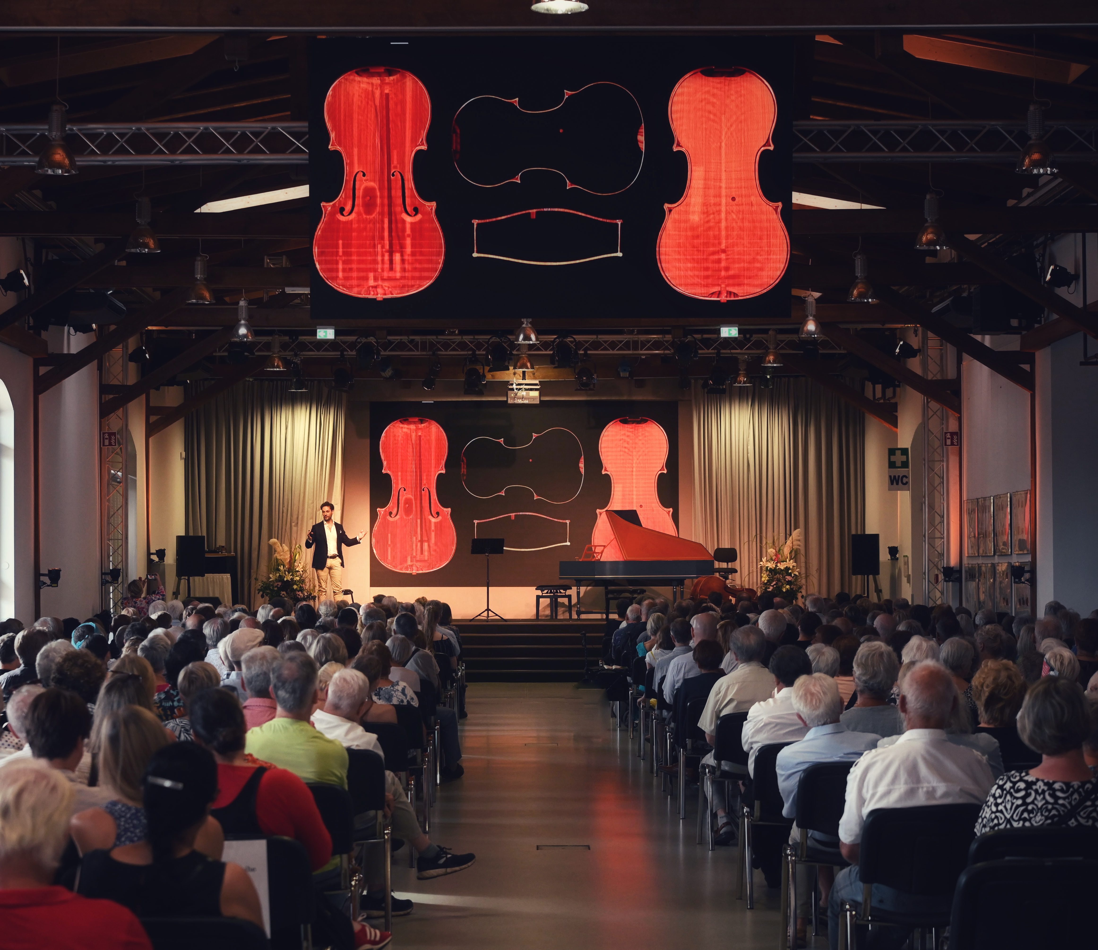 Rainer Cocron gives a lecture at the Musik Festival Radbeul