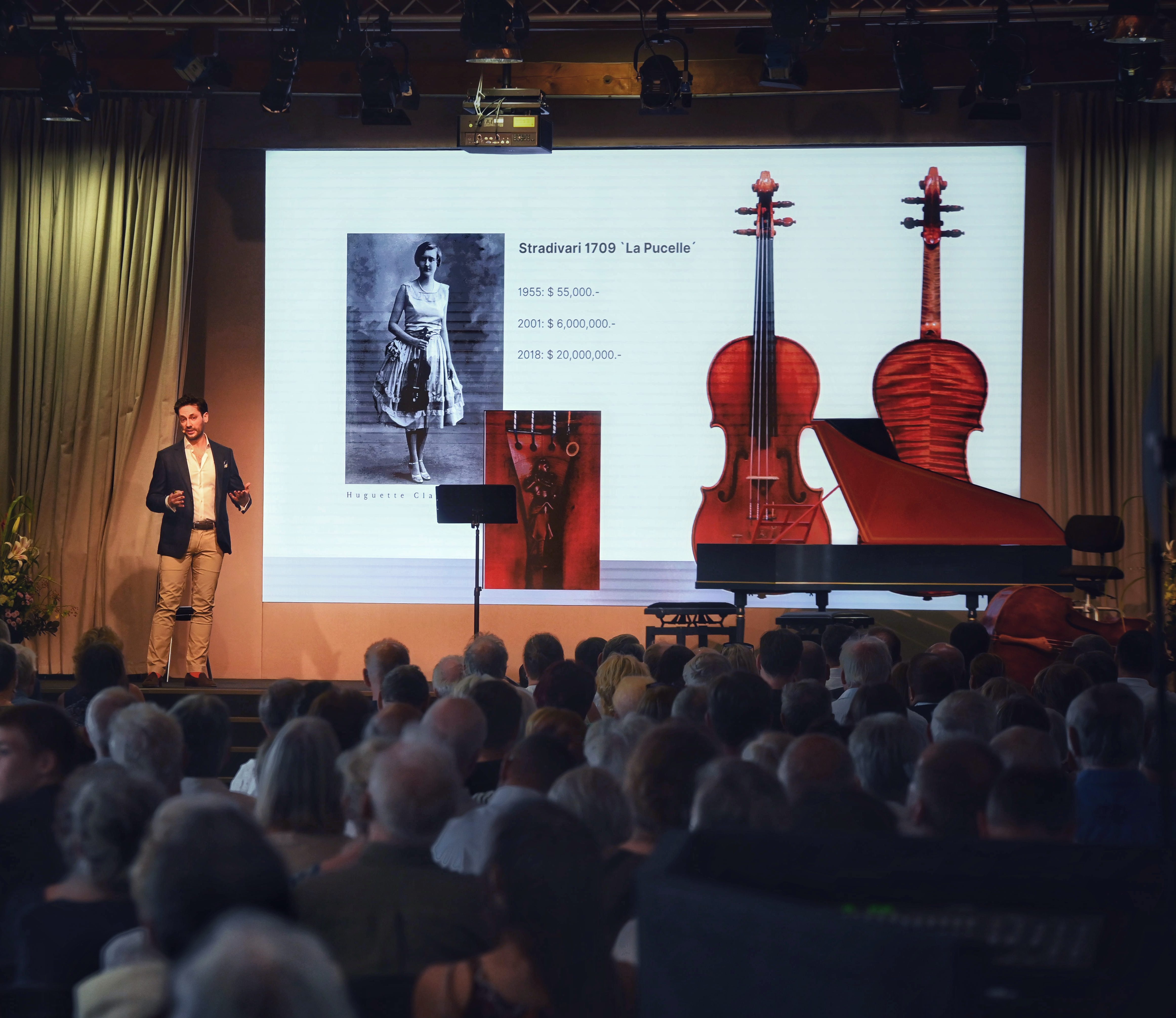 Rainer Cocron gives a lecture at the Musik Festival Radbeul
